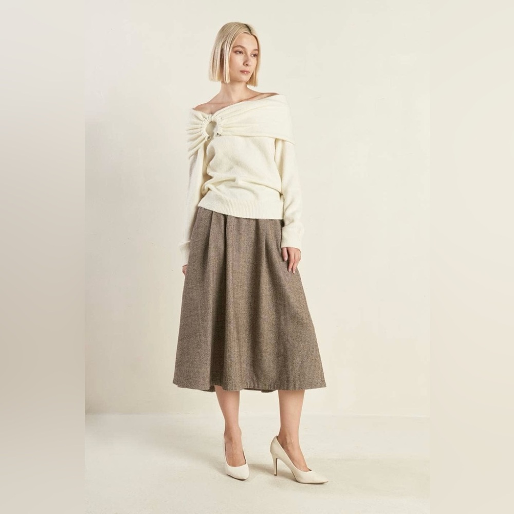 NWT Boutique Hannah Off-Shoulder Ring Accent Sweater – Cream